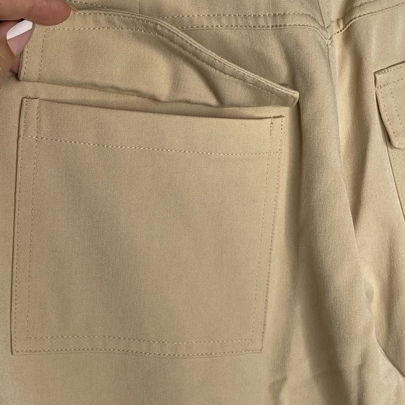St. John Sport Fashion Fit Tan Cargo Pants Size 8 - Picture 4 of 9